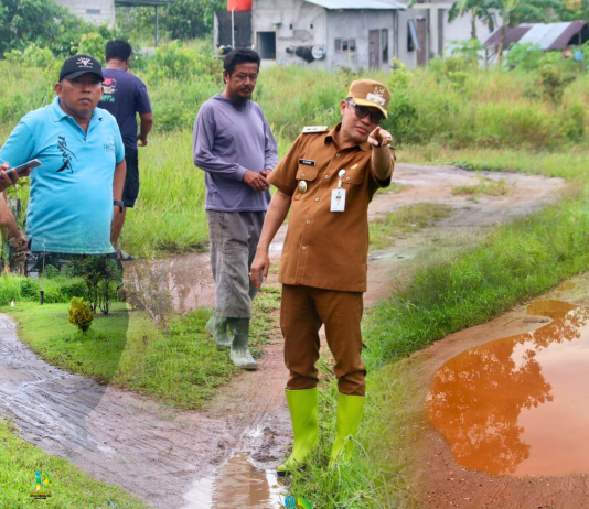 Wabup Tinjau Jalan dan Sistem Pengairan di Pemukiman Warga Jalan Bidis, Desa Dukong
