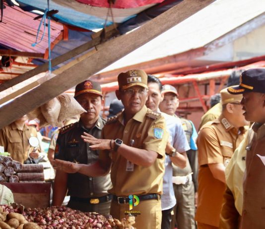 Pastikan Stok Pangan Aman Jelang Lebaran, Bupati Belitung Tinjau Gudang Sembako dan Pasar